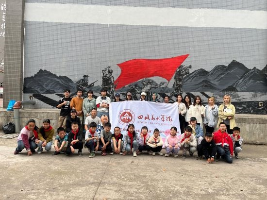 “行動中的課堂：探尋茶馬古道紅色印記”工作坊與當(dāng)?shù)匦W(xué)生共同創(chuàng)作主題壁畫。