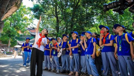 石刻小導(dǎo)游稅明潔為西藏小朋友志愿解說。