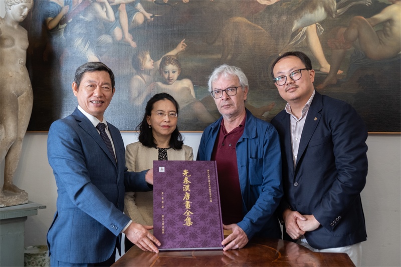 圖片說(shuō)明：捐贈(zèng)儀式現(xiàn)場(chǎng)。 張錫琪攝