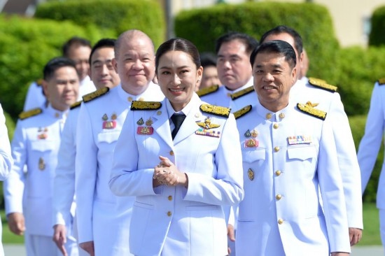 2024年9月7日，泰國(guó)總理佩通坦·欽那瓦（前中）及新一屆內(nèi)閣成員在位于首都曼谷的總理府與媒體見面。新華社發(fā)（拉亨攝）