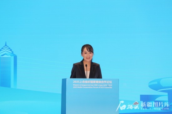 5月23日，在2025上合組織國(guó)家媒體合作論壇青年文化交流營(yíng)活動(dòng)中，人民日?qǐng)?bào)社記者阿爾達(dá)克·塔巴拉克發(fā)言。石榴云/新疆日?qǐng)?bào)記者 李雄心攝