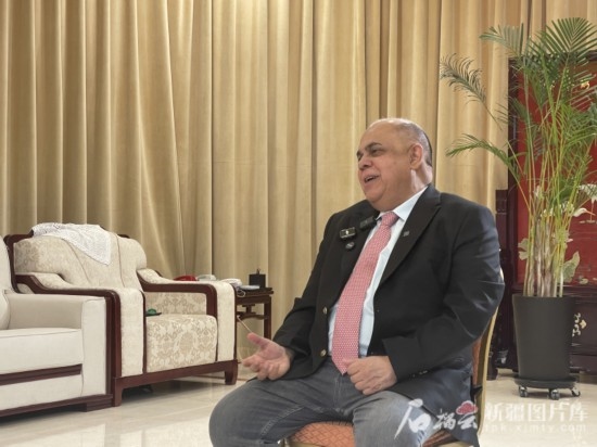 上合組織副秘書長(zhǎng)索海爾·汗在專訪中。石榴云/新疆日?qǐng)?bào)記者 劉翔攝