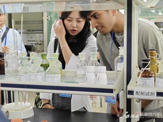 5月26日，2025上合組織國(guó)家媒體合作論壇嘉賓參觀新奇康藥業(yè)股份有限公司實(shí)驗(yàn)室。石榴云/新疆日?qǐng)?bào)記者 宋海波攝