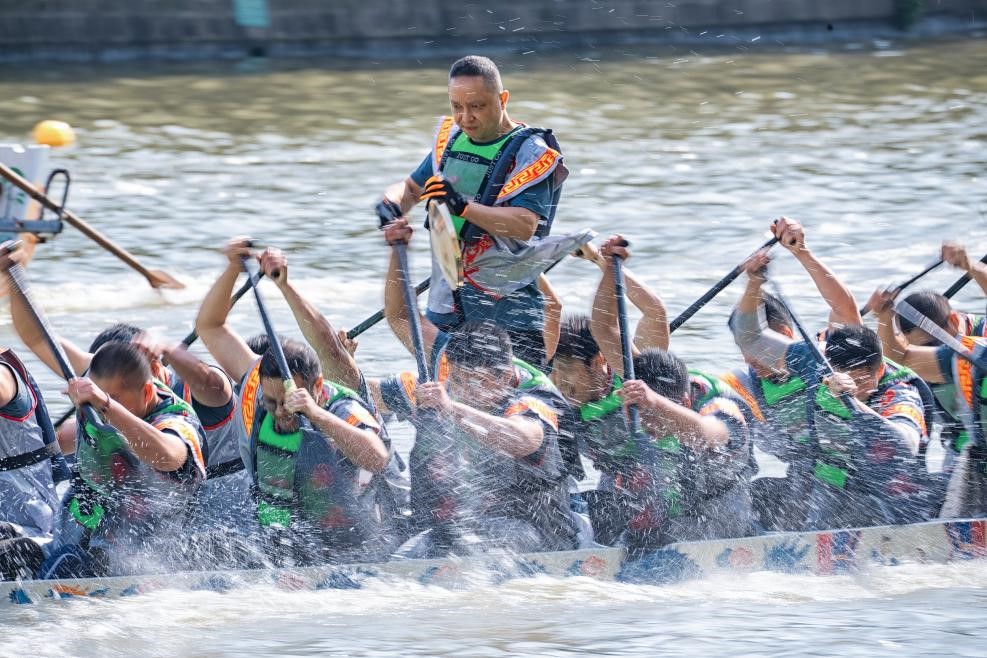 2025年5月27日，浙江寧波云龍鎮(zhèn)，首屆“我們的節(jié)日?端午看云龍”農(nóng)民龍舟邀請賽舉行。（圖片來源：視覺中國）
