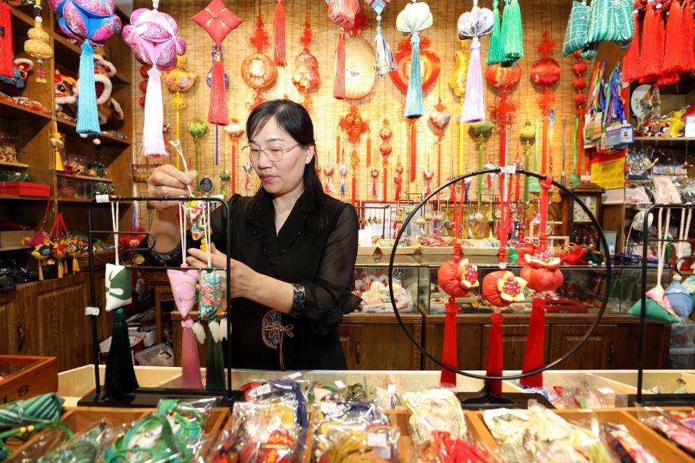 2025年5月25日，安徽省淮北市，非遺香包上貨架。（圖片來源：視覺中國）