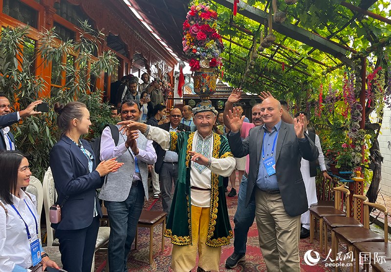 5月24日，外國媒體人在伊寧市喀贊其民俗旅游區(qū)參觀體驗。 人民網記者 翟轉麗攝