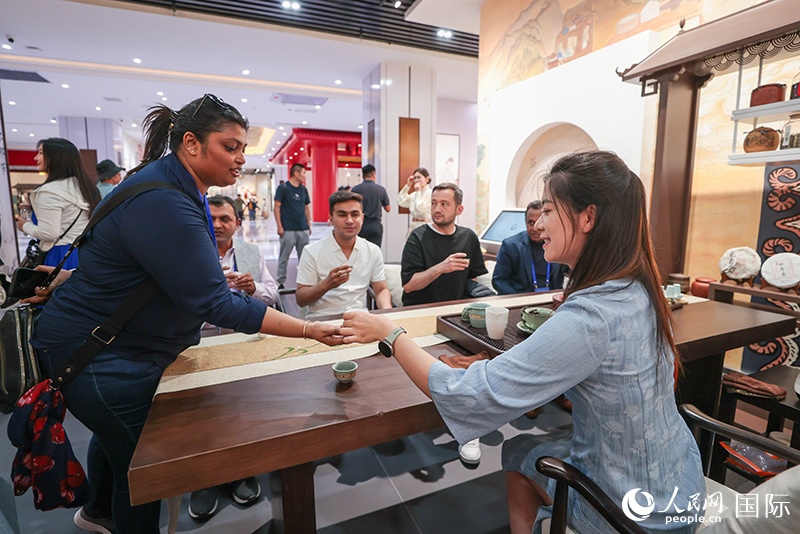 5月25日，外國媒體人在霍爾果斯國際邊境合作中心中國文化館參觀。人民網記者 張武軍攝