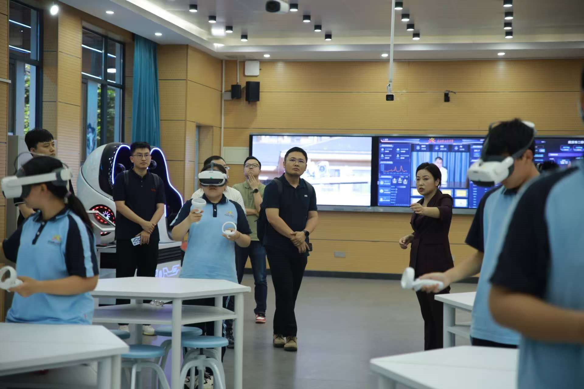 二橋中學學生在應用VR設(shè)備學習。主辦方供圖