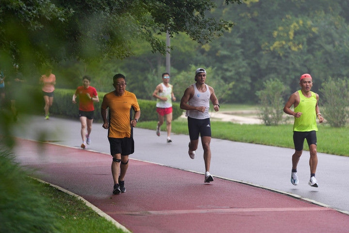 2024年7月14日，市民在北京中軸線延長線上的奧林匹克森林公園運(yùn)動鍛煉。