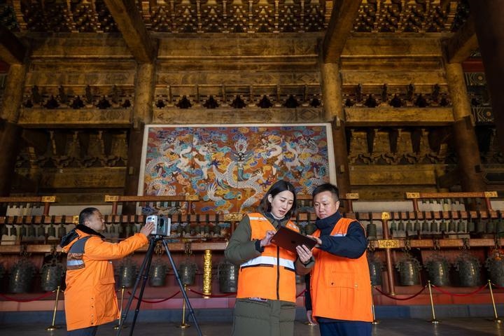 北京市測繪設(shè)計研究院團(tuán)隊在太廟測繪（2023年2月19日攝）。2020年9月起，北京市測繪設(shè)計研究院的技術(shù)團(tuán)隊開展了北京中軸線遺產(chǎn)點(diǎn)實地測繪，從文物保護(hù)、環(huán)境整治、文物騰退等方面為北京中軸線申遺提供空間數(shù)據(jù)底板。