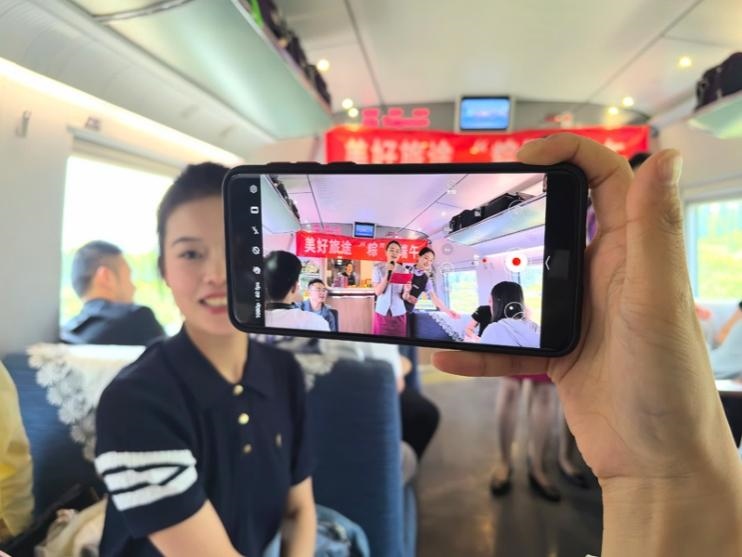 在活動(dòng)中，旅客紛紛舉起手機(jī)拍攝。顏笑攝