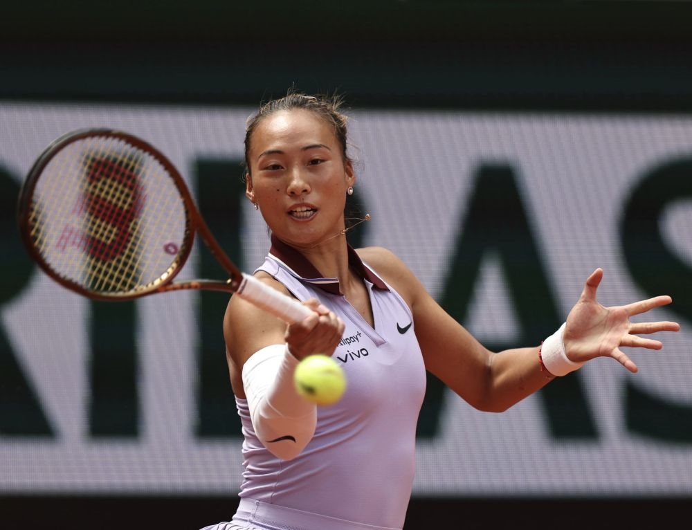 6月1日，鄭欽文在比賽中回球。新華社記者 李京 攝