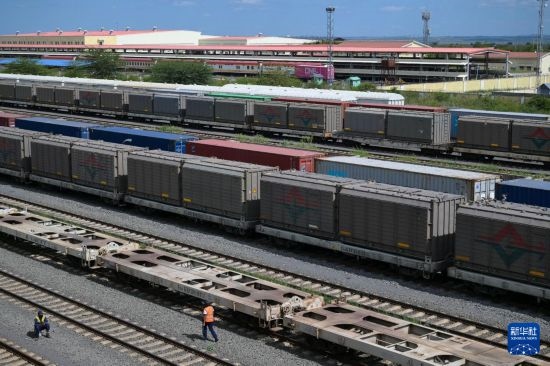 5月31日，在蒙內(nèi)鐵路內(nèi)羅畢站到發(fā)場，鐵路工人在鐵道旁巡檢。新華社記者 楊光 攝