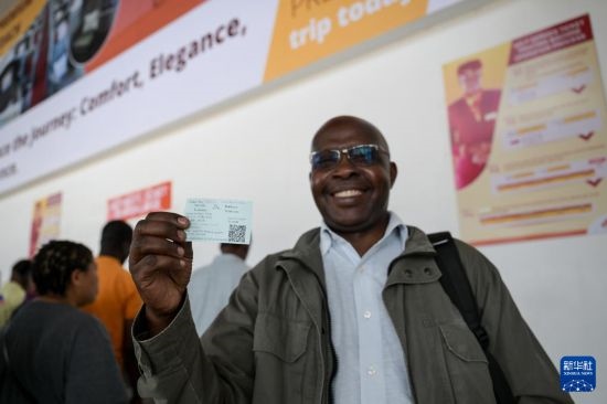 5月31日，在蒙內(nèi)鐵路內(nèi)羅畢站，一名前往蒙巴薩的乘客展示車票。新華社記者 楊光 攝