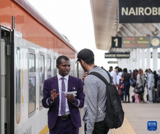 5月31日，在蒙內(nèi)鐵路內(nèi)羅畢站，乘務員為乘客檢票。新華社記者 李亞輝 攝