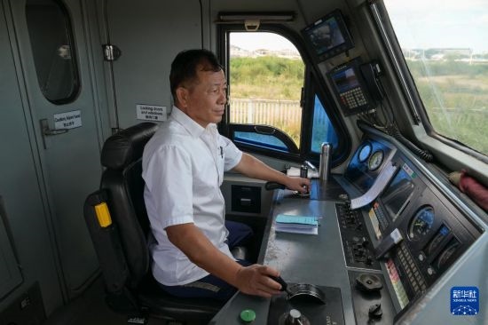 5月31日，在蒙內(nèi)鐵路內(nèi)羅畢站，機車駕駛員蔣立平在即將開往蒙巴薩的E2次列車上進行準備工作。新華社記者 楊光 攝