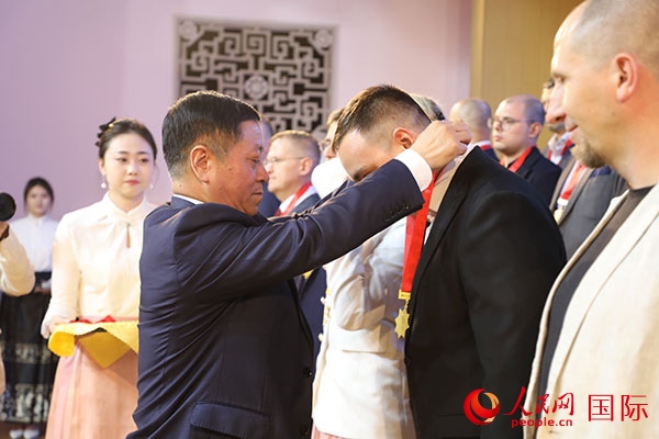 中國駐俄羅斯大使張漢暉為獲獎者頒獎。人民網(wǎng)記者 肖新新攝