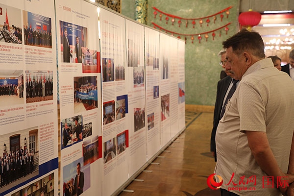 與會嘉賓參觀中俄科技創(chuàng)新合作圖片展。人民網(wǎng)記者 肖新新攝