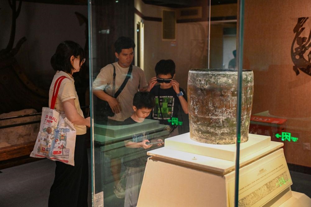 △2025年5月18日，游客在廣東廣州南越王博物院（王墓展區(qū)）體驗(yàn)AR眼鏡智慧導(dǎo)覽服務(wù)。