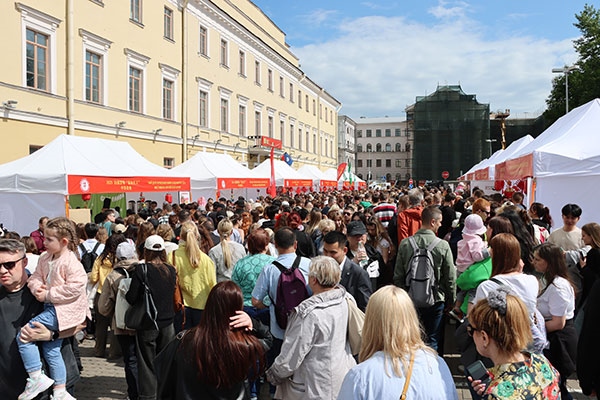 “茶和天下”·雅集活動現(xiàn)場。中國駐白俄羅斯大使館供圖