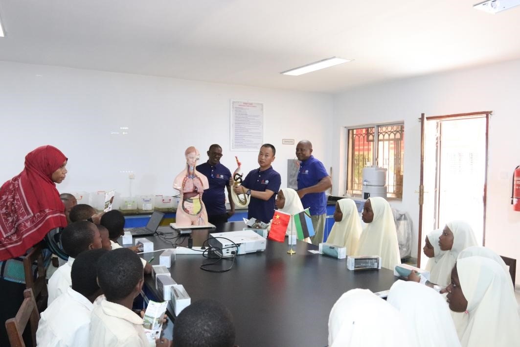 血吸蟲病健康教育講座。施亮攝