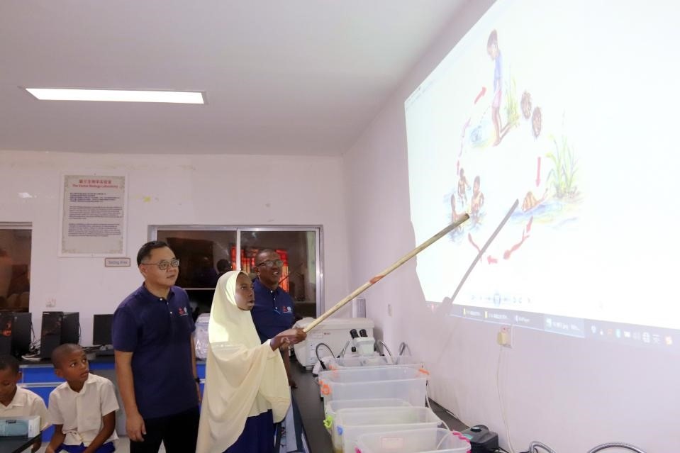 血吸蟲病健康教育講座。施亮攝