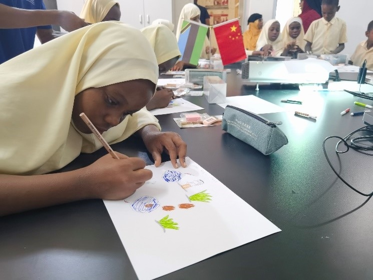 學生踴躍參與繪畫活動。施亮攝