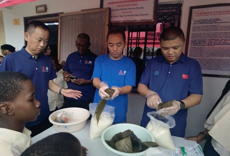 中方專家示范包粽子。施亮攝