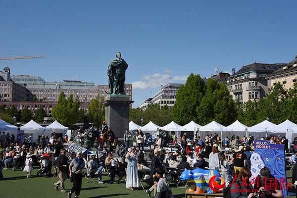 “你好！中國”端午游園會(huì)在斯德哥爾摩國王花園廣場(chǎng)舉辦。人民網(wǎng)記者 殷淼攝