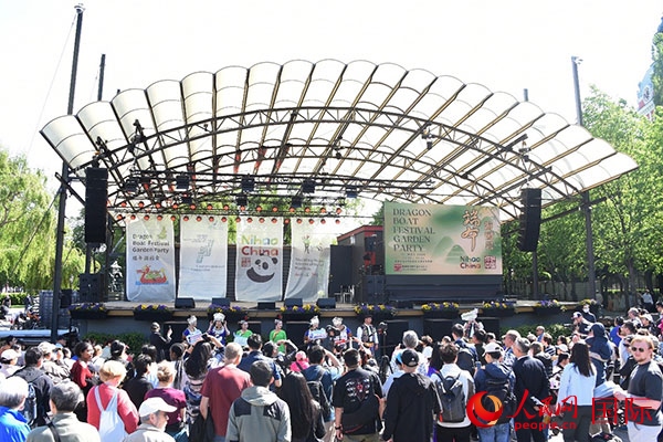 中瑞民眾歡聚國王花園廣場(chǎng)共慶端午佳節(jié)。人民網(wǎng)記者 殷淼攝