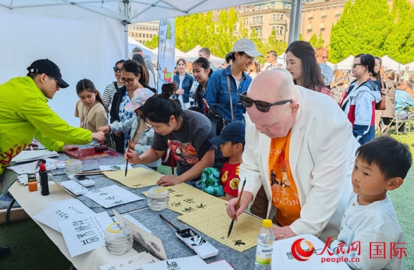 書法體驗(yàn)。人民網(wǎng)記者 殷淼攝