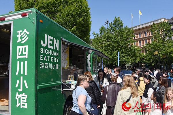 中國美食攤。人民網(wǎng)記者 殷淼攝