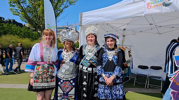 體驗(yàn)苗族傳統(tǒng)服飾。人民網(wǎng)記者 殷淼