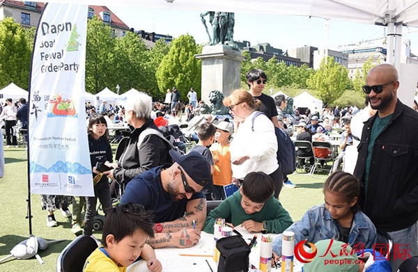 體驗(yàn)熊貓彩繪活動(dòng)。人民網(wǎng)記者 殷淼攝