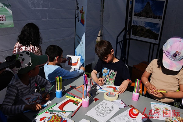 端午文化體驗(yàn)—龍舟圖片填色。人民網(wǎng)記者 殷淼攝