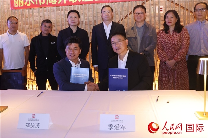 浙江省青田華僑實驗高級中學(xué)與巴西里約中國國際學(xué)校在座談會上締結(jié)為友好學(xué)校，青田縣人民政府僑務(wù)辦公室主任季愛軍和擔(dān)任巴西里約中國國際學(xué)校董事長的鄭俠茂作為代表簽署協(xié)議。 人民網(wǎng)記者 時元皓攝