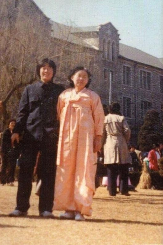 1982年，李在明身著校服，與母親一起參加大學(xué)開學(xué)典禮。圖片來源：李在明競選團(tuán)隊(duì)