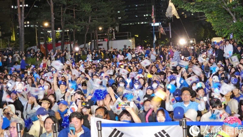 當(dāng)?shù)貢r(shí)間4日凌晨，李在明支持者們聚集在國(guó)會(huì)前等待計(jì)票結(jié)果。人民網(wǎng) 柳美鉉攝