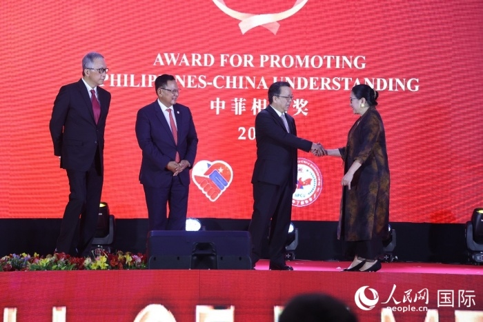 菲律賓前參議員許爾琦榮獲“終身成就獎”。人民網(wǎng)記者樊帆 攝