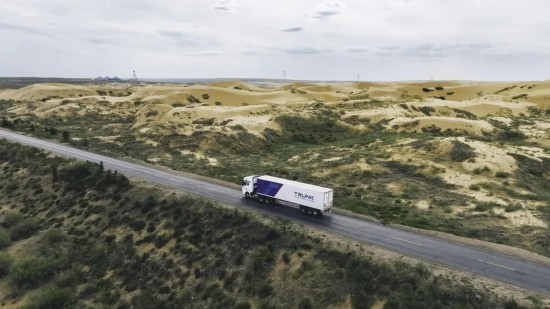 主線科技智能卡車行駛在路上。