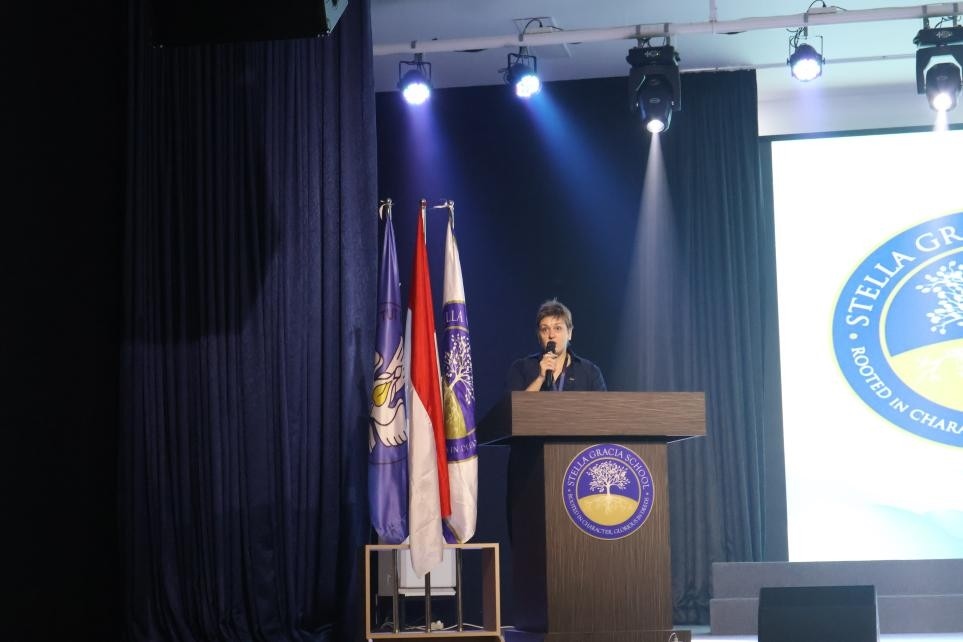 伊莉娜致辭。哈山努丁大學(xué)孔子學(xué)院供圖