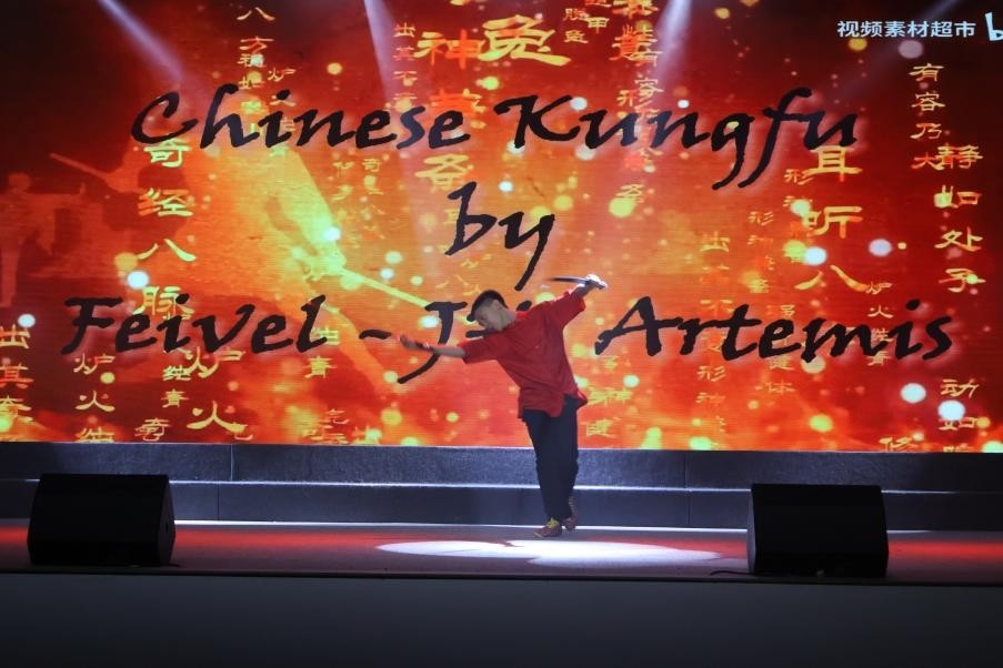 恩星學(xué)校中學(xué)部學(xué)生表演武術(shù)。哈山努丁大學(xué)孔子學(xué)院供圖