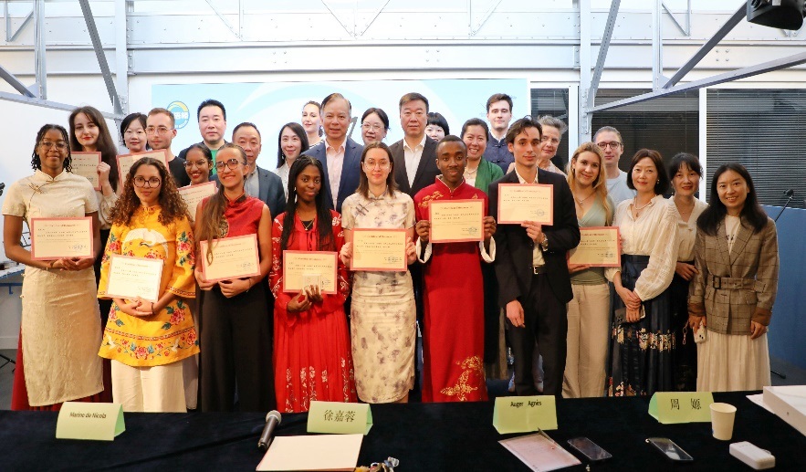 圖1：中國駐法使館公使陳力、教育公參周家貴與比賽師生、評委合影（圖片：巴黎西岱大學(xué)孔子學(xué)院）